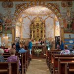 Besucher beim Tag der offenen Tür 2024 in der reich verzierten Filialkapelle Wawern – barockes Altarbild, bunte Wandmalereien und Kirchenführungen.