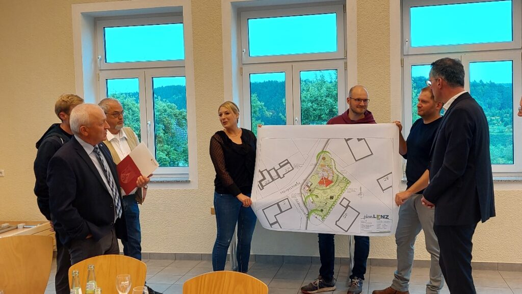 Fördermittelübergabe für neuen Dorfplatz in Wawern – Gemeinderat präsentiert Planungsentwurf gemeinsam mit Planungsbüro und Vertretern der Verbandsgemeinde