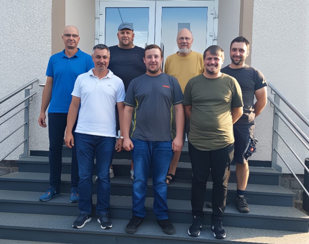 Mitglieder des Gemeinderats Wawern 2024 vor dem Gemeindehaus – Gruppenfoto auf der Treppe bei sonnigem Wetter