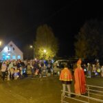 St. Martinsumzug in Wawern – Kinder mit Laternen und Sankt Martin in rotem Mantel auf dem Dorfplatz bei Nacht, begleitet von zahlreichen Familien und stimmungsvoller Beleuchtung