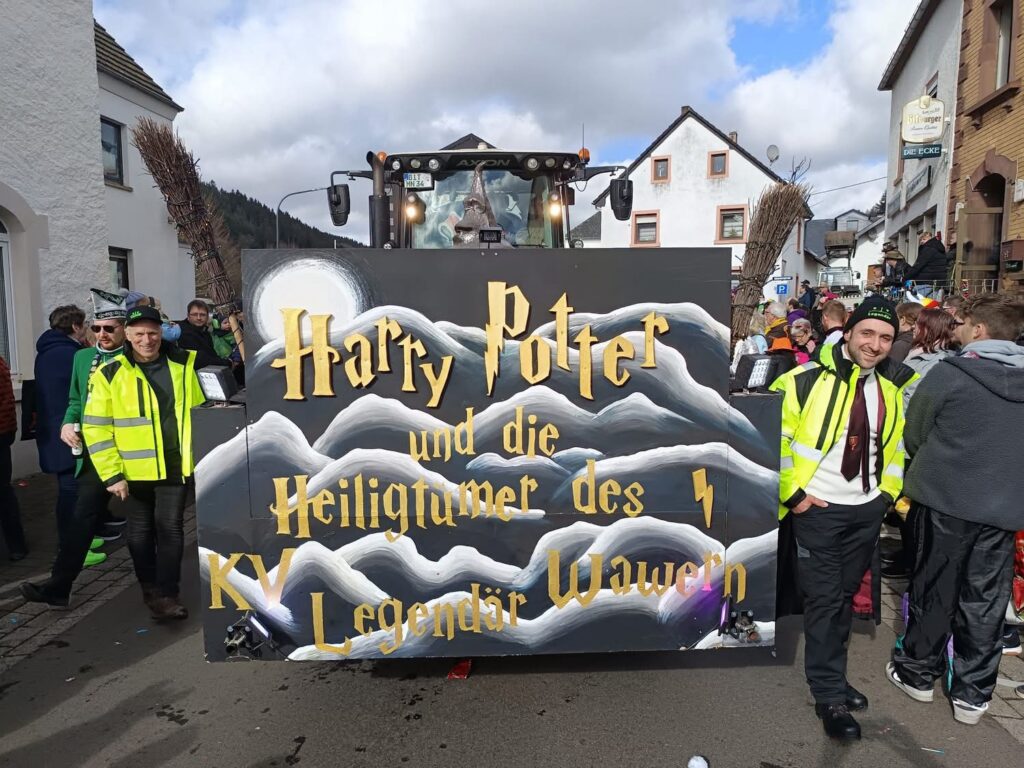 Karnevalsumzug in Wawern 2025 mit fantasievollem Harry-Potter-Mottowagen des KV Legendär – buntes Treiben und verkleidete Jecken in der Dorfstraße