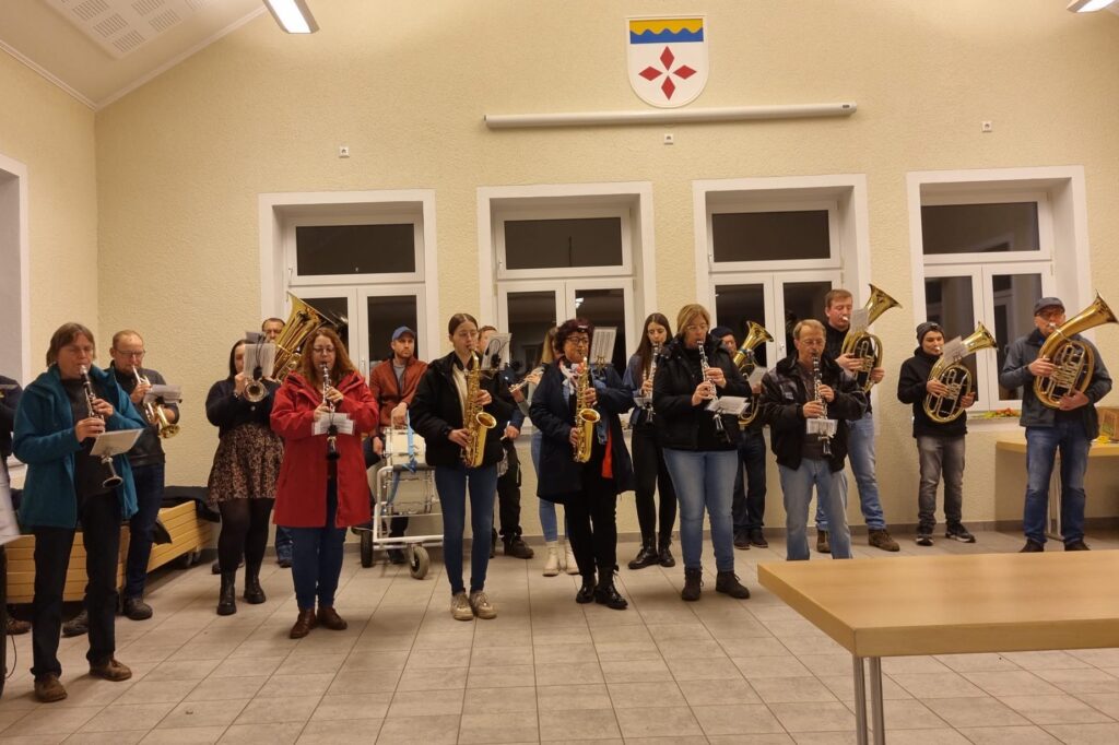 Musikverein Wawern beim Indoor-Auftritt zu St. Martin 2024 – Blasmusik-Ensemble mit Klarinetten, Saxophonen und Hörnern im festlich geschmückten Saal