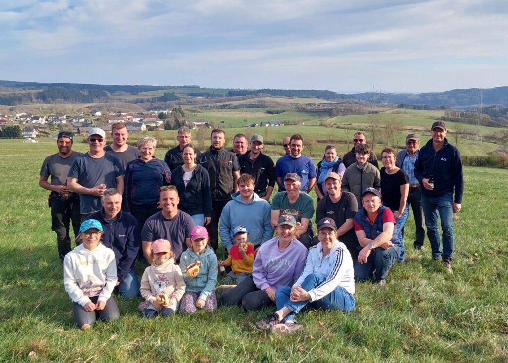 Bürgerinnen und Bürger aus Wawern bei gemeinsamer Flurreinigungsaktion mit Blick über die hügelige Eifellandschaft