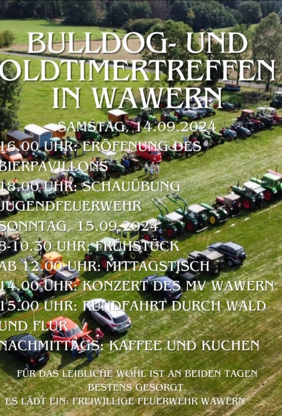 Luftaufnahme vom Bulldog- und Oldtimertreffen 2024 in Wawern mit zahlreichen Traktoren, Oldtimern und Besuchern auf grüner Wiese – Veranstaltung der Freiwilligen Feuerwehr mit Programm und Verpflegung am 14. und 15. September.