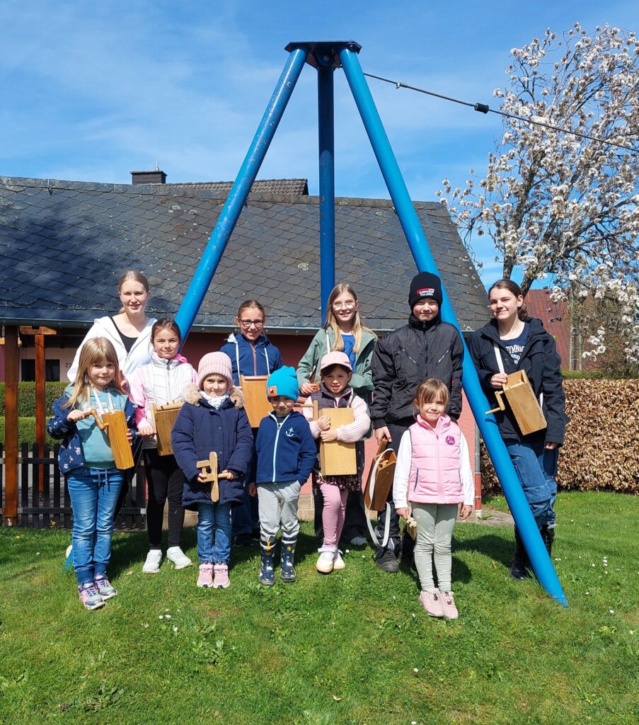 Kindergruppe mit Klappern vor dem Spielplatz in Wawern – Brauchtumspflege und Ostertradition im Eifelkreis Bitburg-Prüm