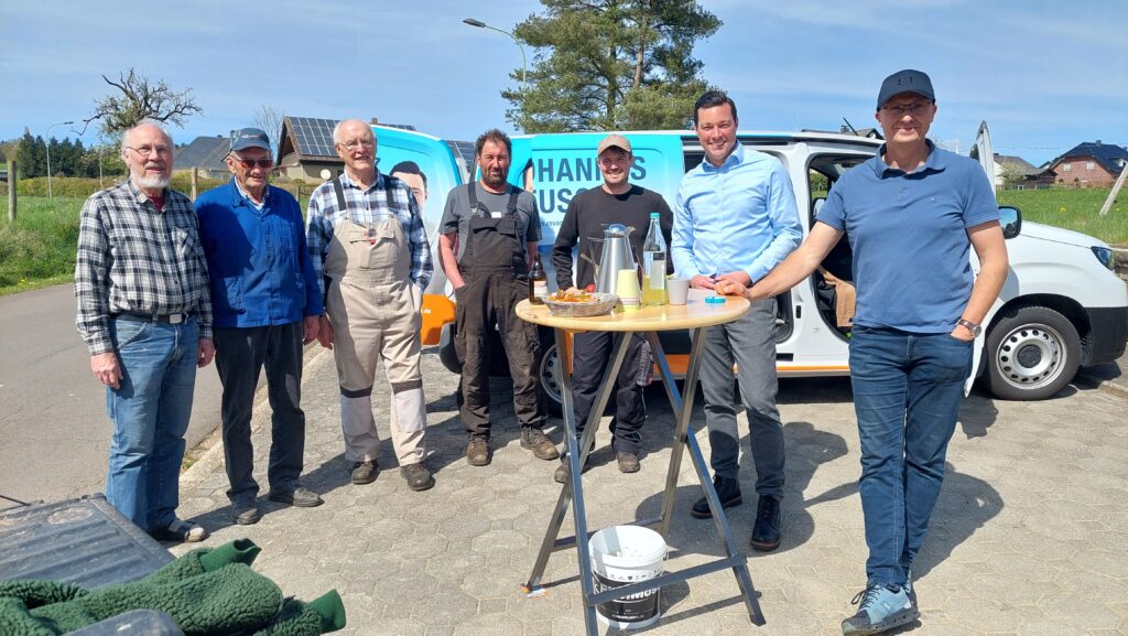 Bürgermeister-Kandidat beim Ortsbesuch in Wawern: Austausch mit engagierten Helfern bei sonnigem Wetter vor dem Handwerkerfahrzeug