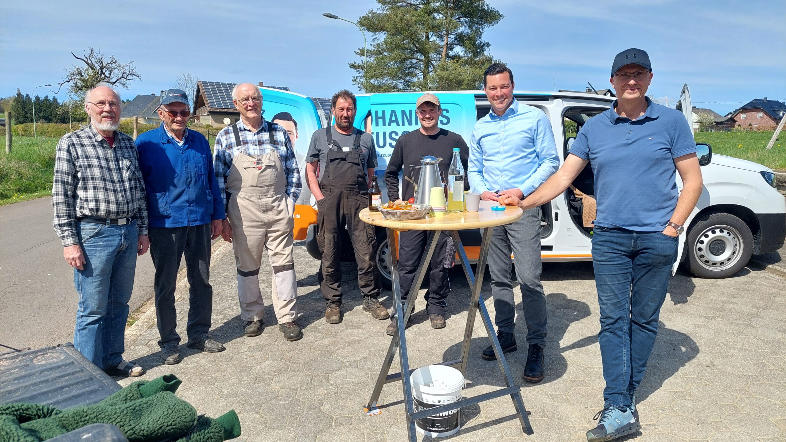 Bürgermeister-Kandidat beim Ortsbesuch in Wawern: Austausch mit engagierten Helfern bei sonnigem Wetter vor dem Handwerkerfahrzeug
