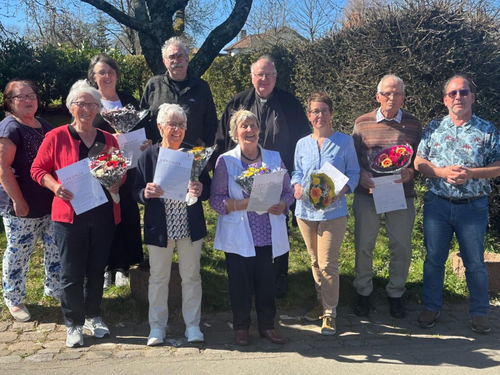 Ehrung von sieben Mitgliedern des Kirchenchors Cäcilia Lasel für 25 Jahre – Gruppenfoto mit Urkunden, Blumen und Pfarrer Georg Müller.