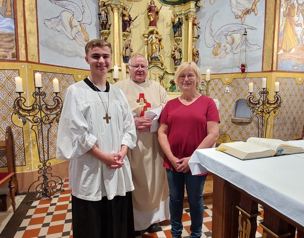 essdiener, Pfarrer und Gemeindemitglied in der katholischen Kirche Wawern vor kunstvoll gestaltetem Altar – gelebter Glaube und Gemeinschaft im Eifelkreis