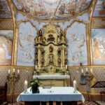 Prächtig verzierte Innenansicht der Kapelle in Wawern mit barockem Altar, farbenfrohen Wand- und Deckenmalereien sowie kunstvollen Engelsdarstellungen.