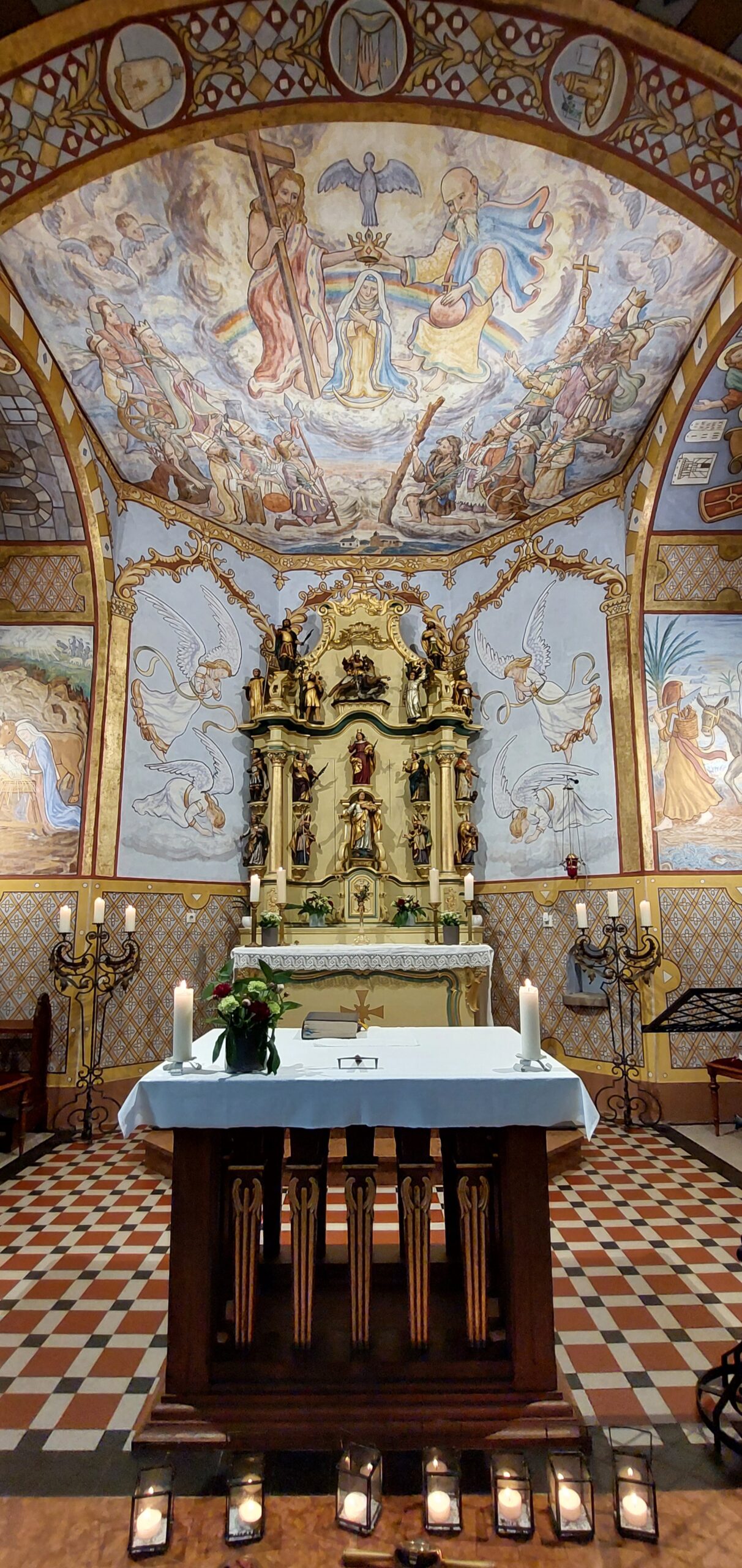 Prächtig verzierte Innenansicht der Kapelle in Wawern mit barockem Altar, farbenfrohen Wand- und Deckenmalereien sowie kunstvollen Engelsdarstellungen.